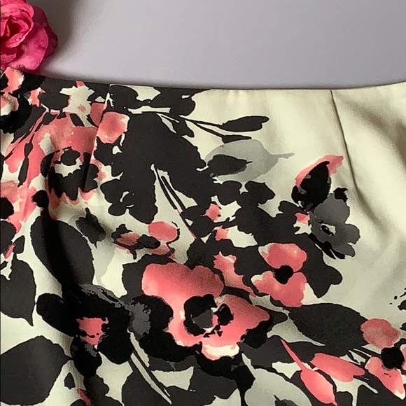New York & Company Floral Pencil Skirt. Size 4 - Picture 6 of 6